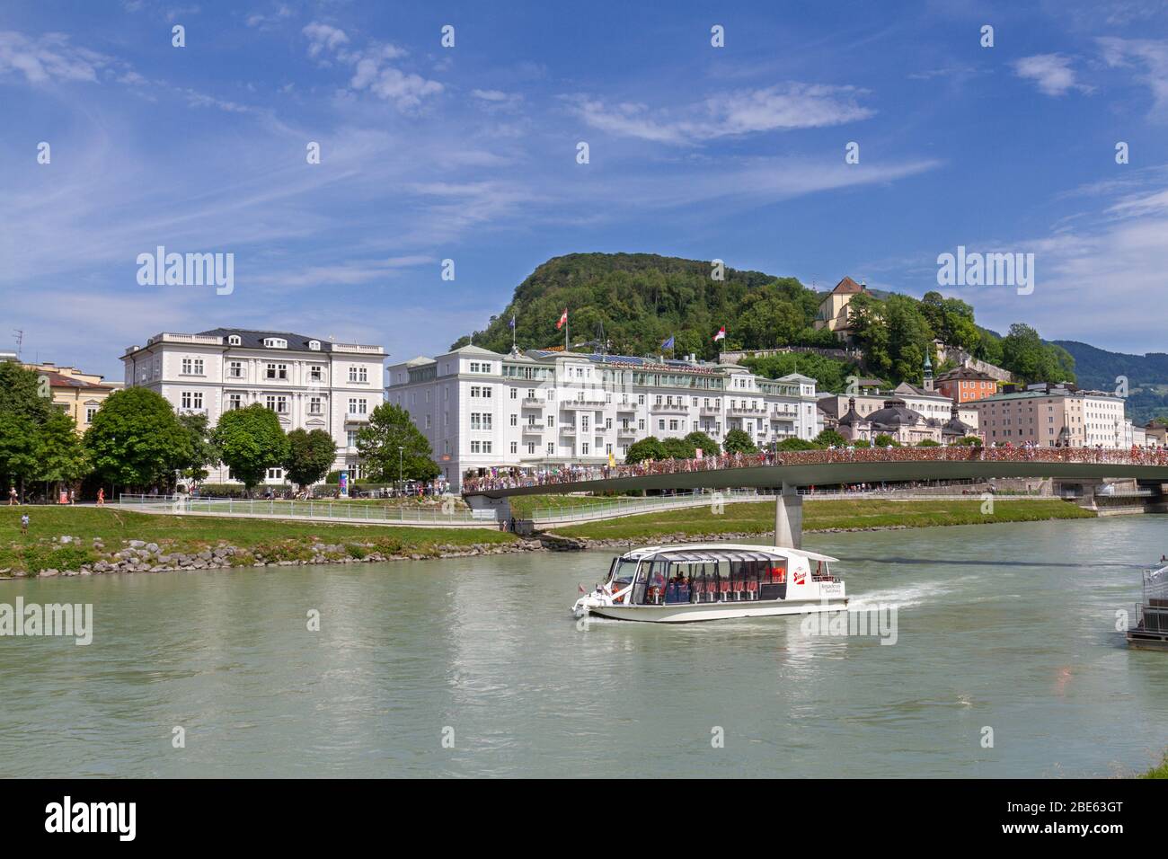 Ausflugsboot auf der Salzach in Salzburg, Österreich. Stockfoto