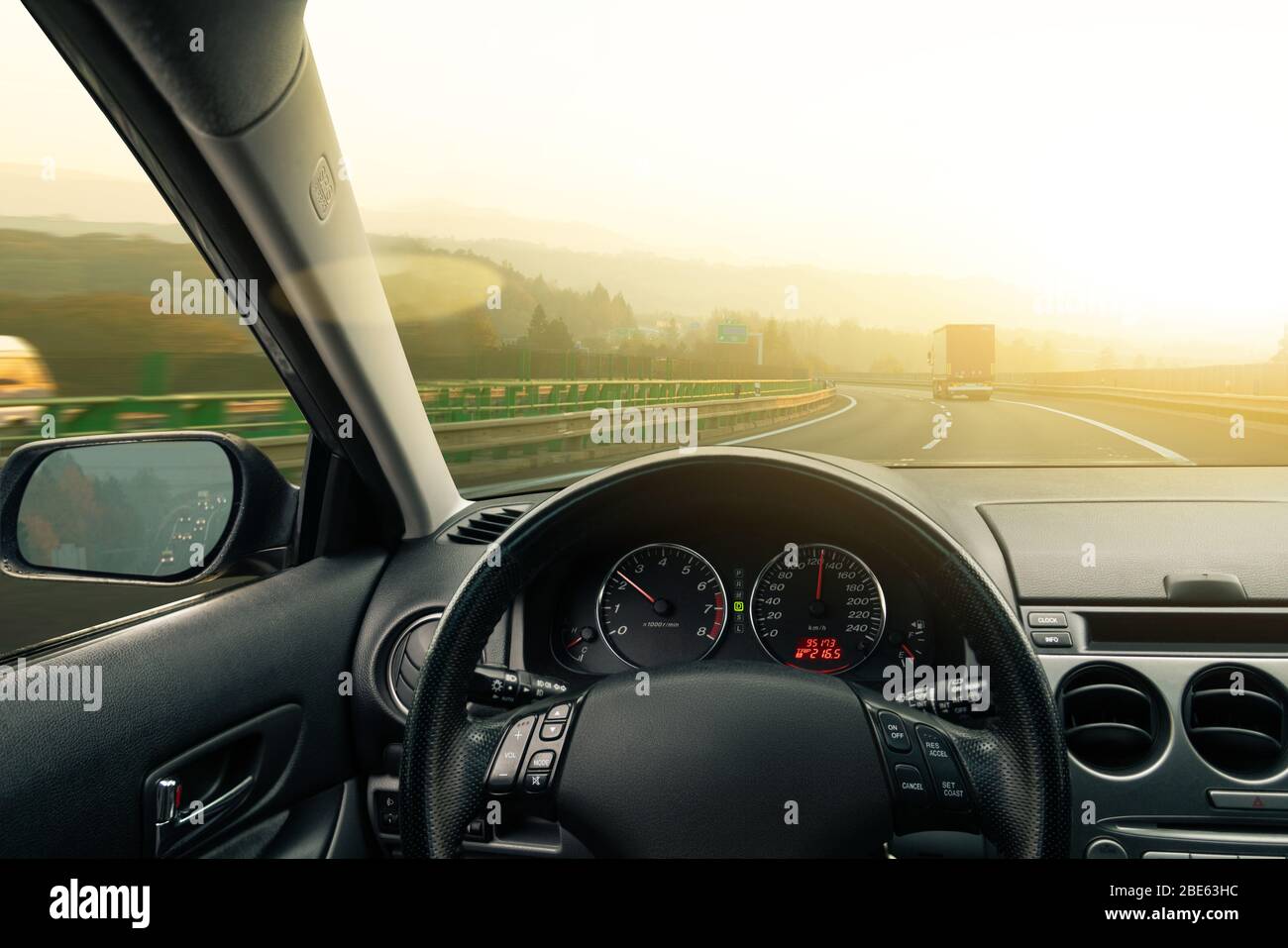 Das Auto wird auf einer Autobahn gefahren Stockfoto