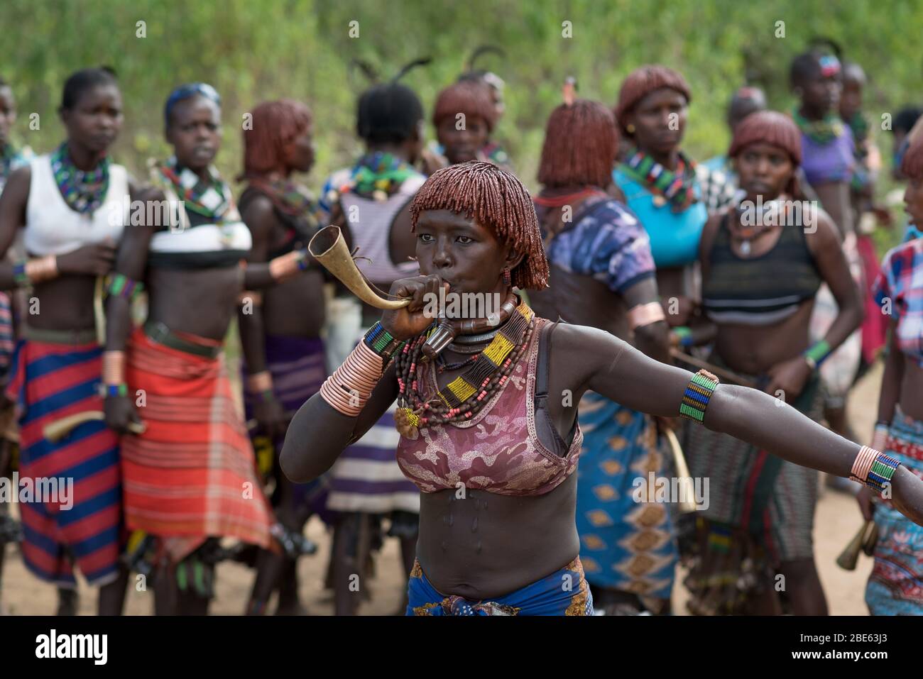 Frauen tanzen Blashörner bei Mursi Stamm ethnische Gruppe kommen Alter Stier springen Zeremonie, Jenka, Äthiopien. Stockfoto