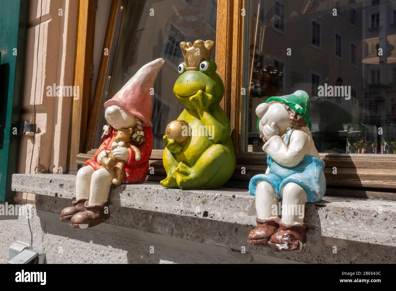 Niedliche Fensterdarstellung von Gartenornamenten auf einem Schaufenstervorsprung in Salzburg, Österreich. Stockfoto