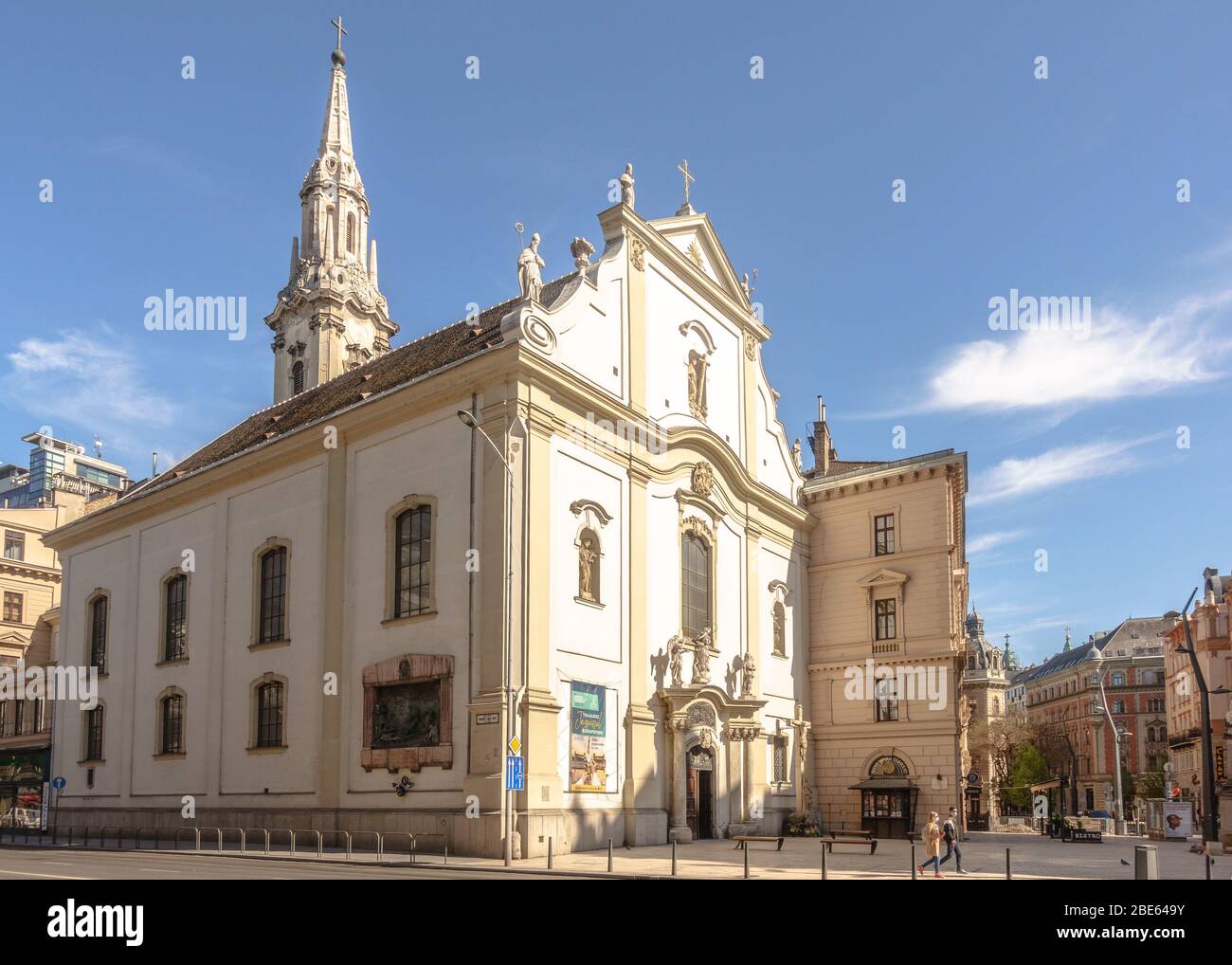 Die Franziskanerkirche auf einem leeren Ferenciek tere in Budapest im April 2020 Stockfoto