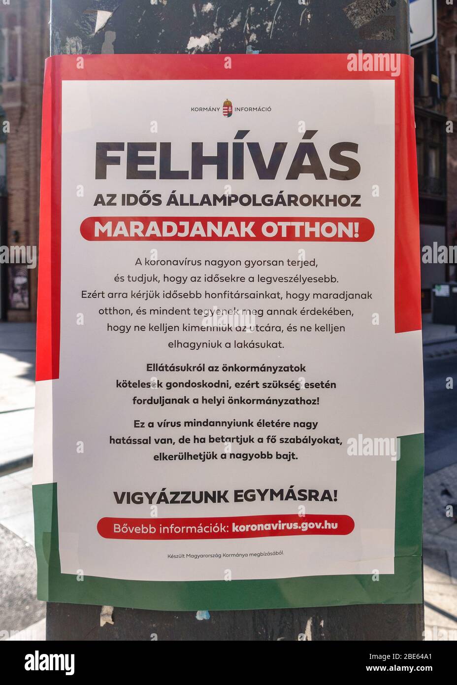 Ein Schild der ungarischen Regierung, das ältere Bürger auffordert, zu Hause zu bleiben Stockfoto