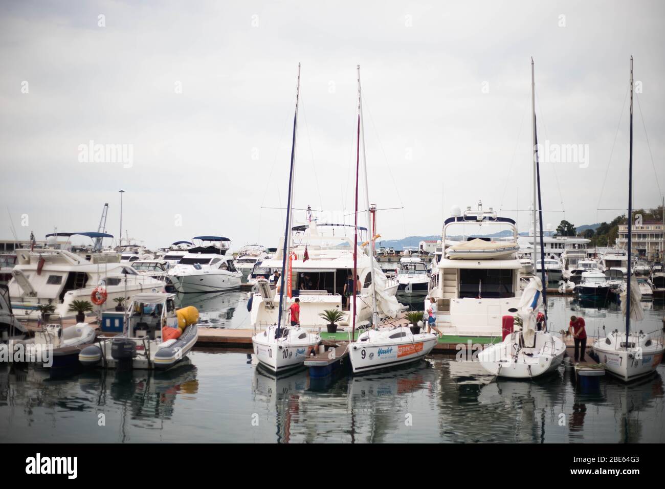 Sotschi kommerzieller Seehafen. Viele Boote und Boote auf dem Foto. Stockfoto