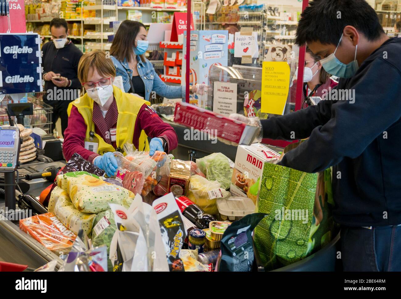 Florenz, Italien - 2020. april 9: Während des Coronavirus-Notstands werden die Leute im Supermarkt Lebensmittel einkaufen. Soziale Distanz. Stockfoto