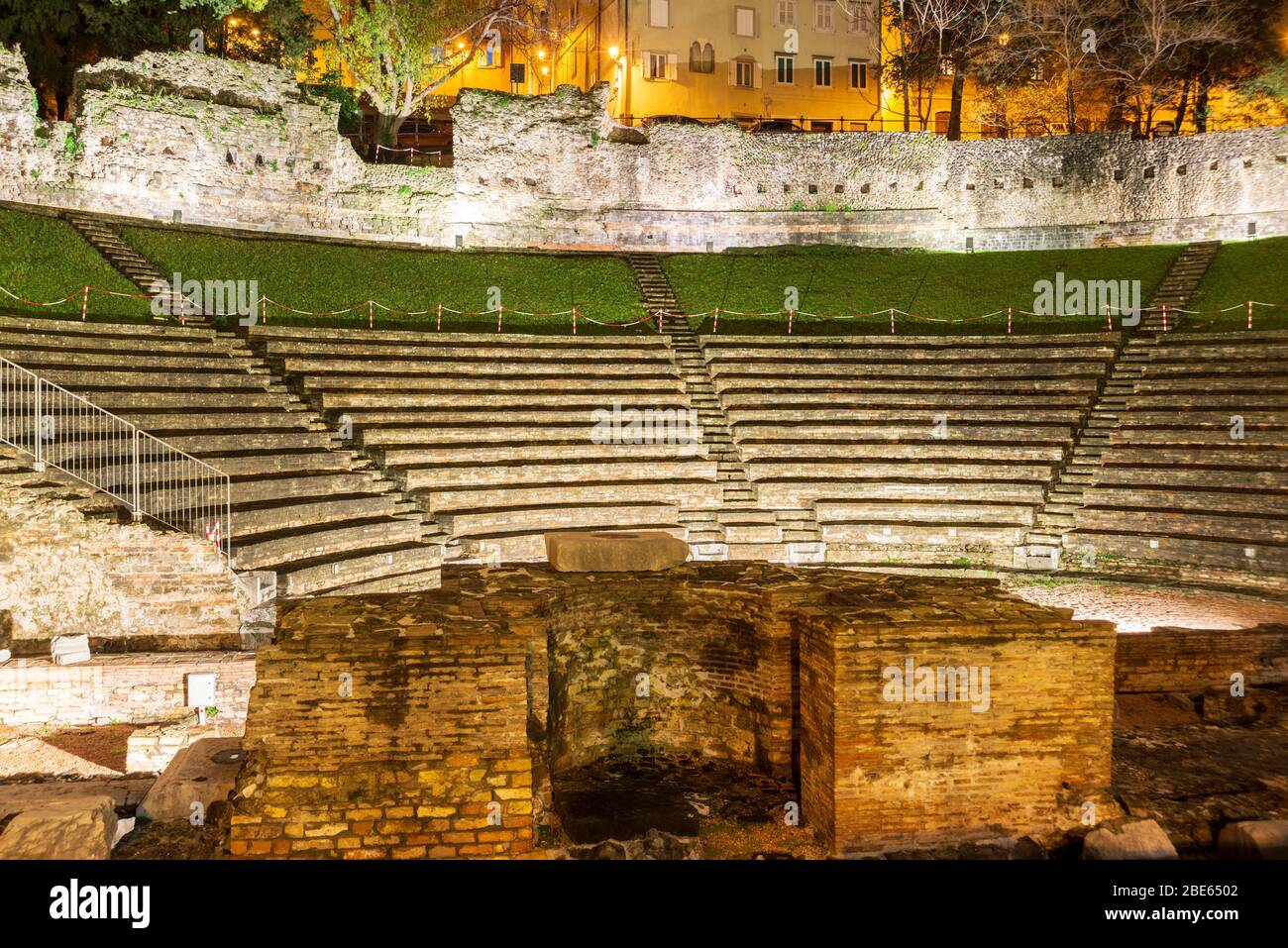 Alte Römische Theater Ruinen bei Nacht beleuchtet in Triest, Italien Stockfoto