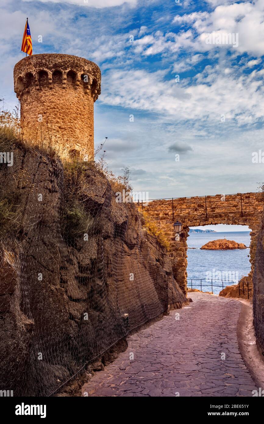 Tor und Turm mit gepflasterten Straße zum Meer in der Altstadt von