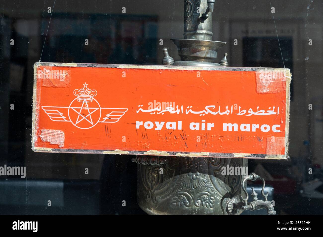 Royal Air Maroc, altes Schild im Reisebüro-Fenster Stockfoto