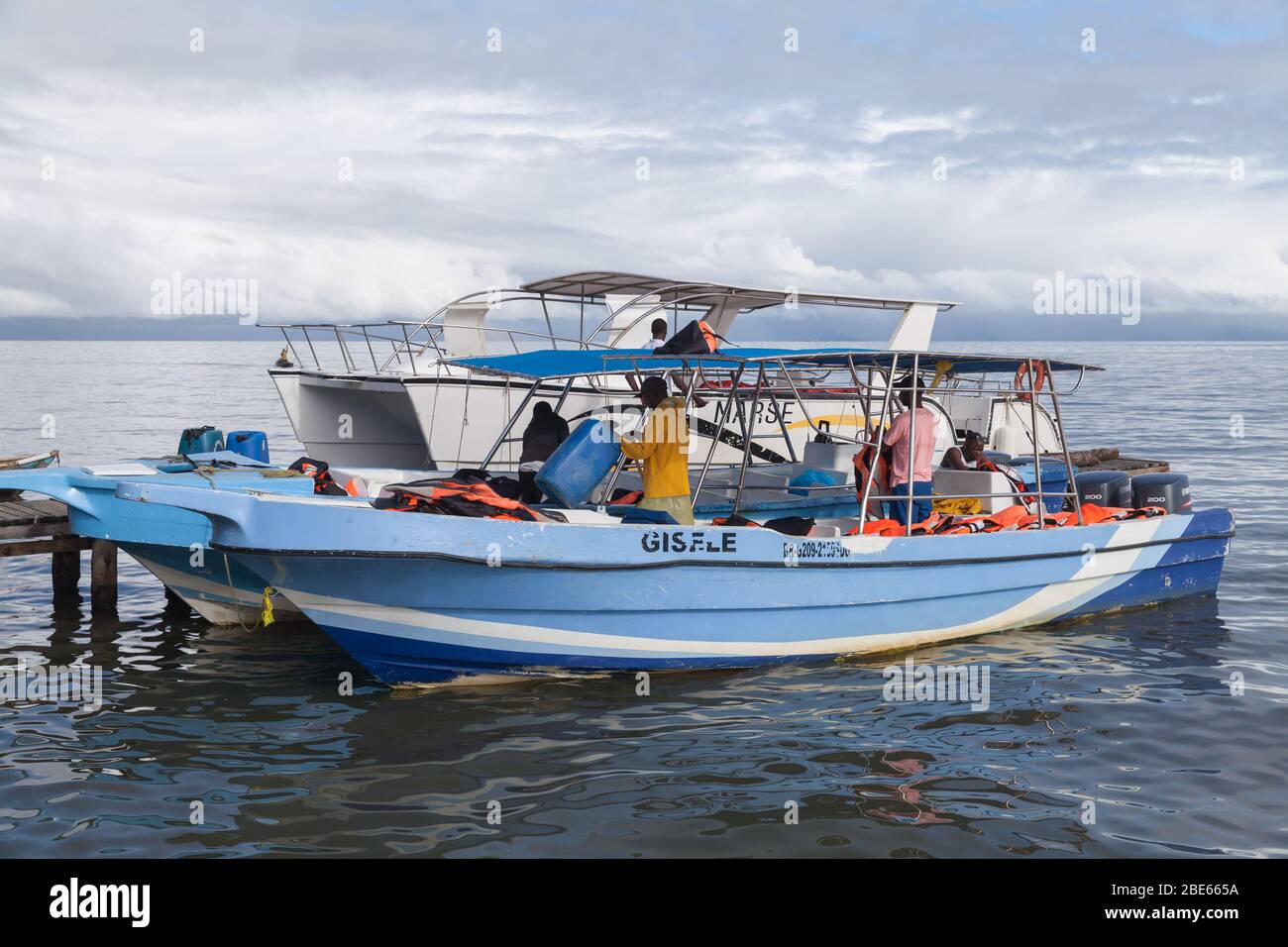 Capitan, Dominikanische Republik - 7. Januar 2020: Küste von Samana Bay, Crew bereiten Vergnügen Motorboote für die Reise Stockfoto Capitan, Dominikanische Republik - 7. Januar 2020: Küste von Samana Bay, Crew bereiten Vergnügen Motorboote für die Reise Stockfoto
