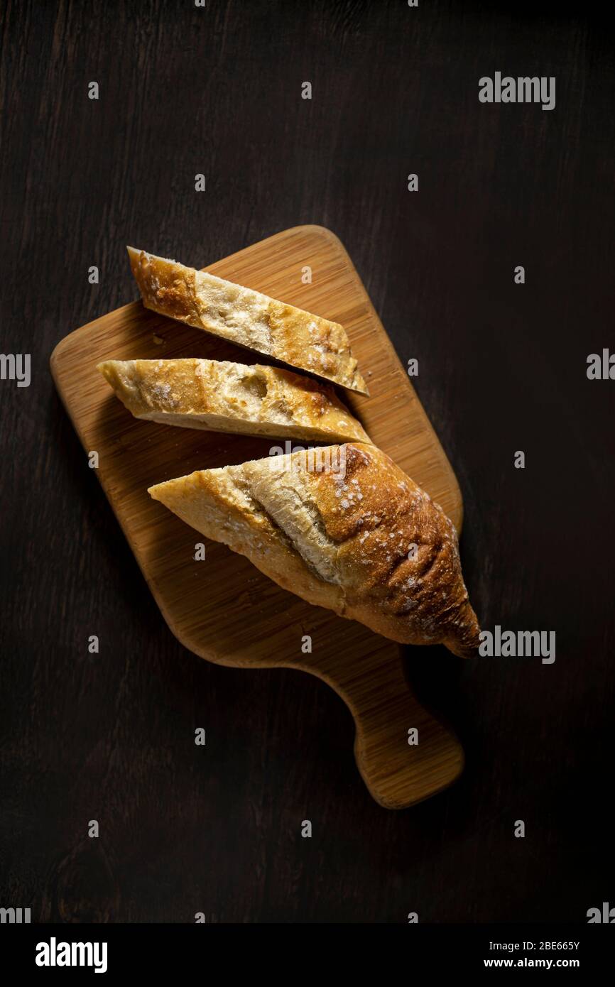Geschnittenes Brot auf Schneidebrett. Stockfoto