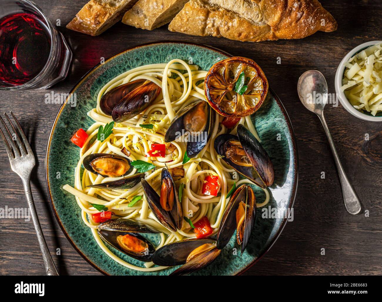 Knoblauchmuscheln über Nudeln. Stockfoto