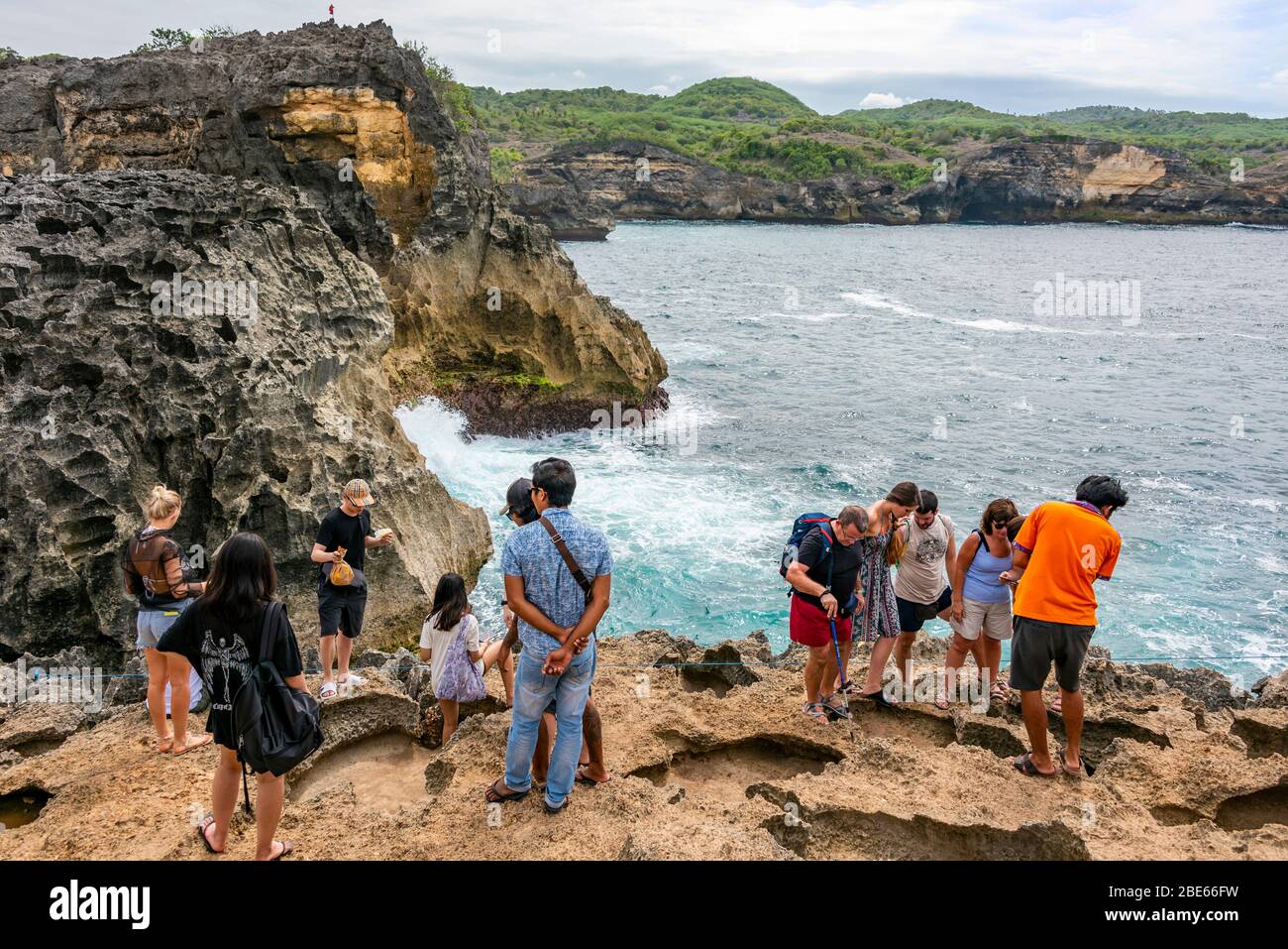 Horizontale Ansicht von Touristen in Angel's Billabong auf Nusa Penida, Indonesien. Stockfoto