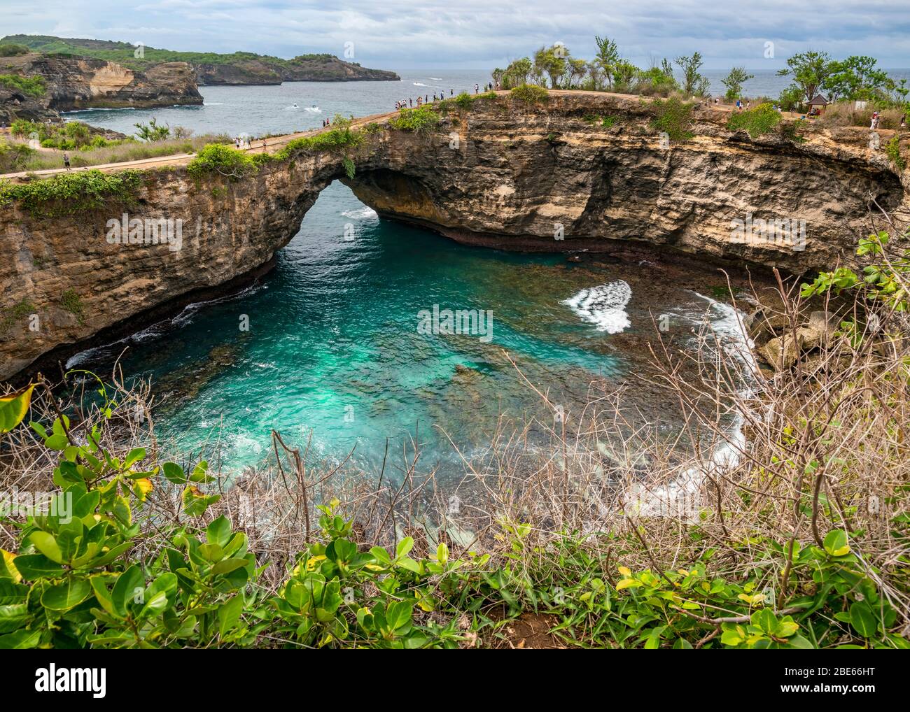 Horizontale Ansicht der einzigartigen Formation Broken Beach auf Nusa Penida, Indonesien. Stockfoto