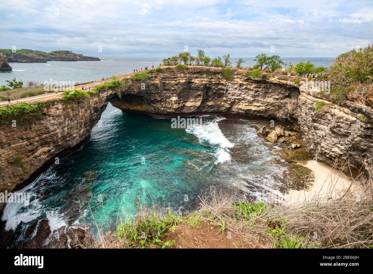 Horizontale Ansicht der einzigartigen Formation Broken Beach auf Nusa Penida, Indonesien. Stockfoto