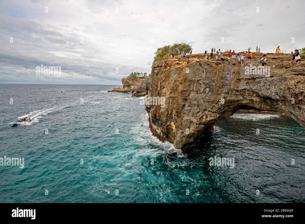 Horizontale Ansicht von Touristen genießen Broken Beach auf Nusa Penida, Indonesien. Stockfoto