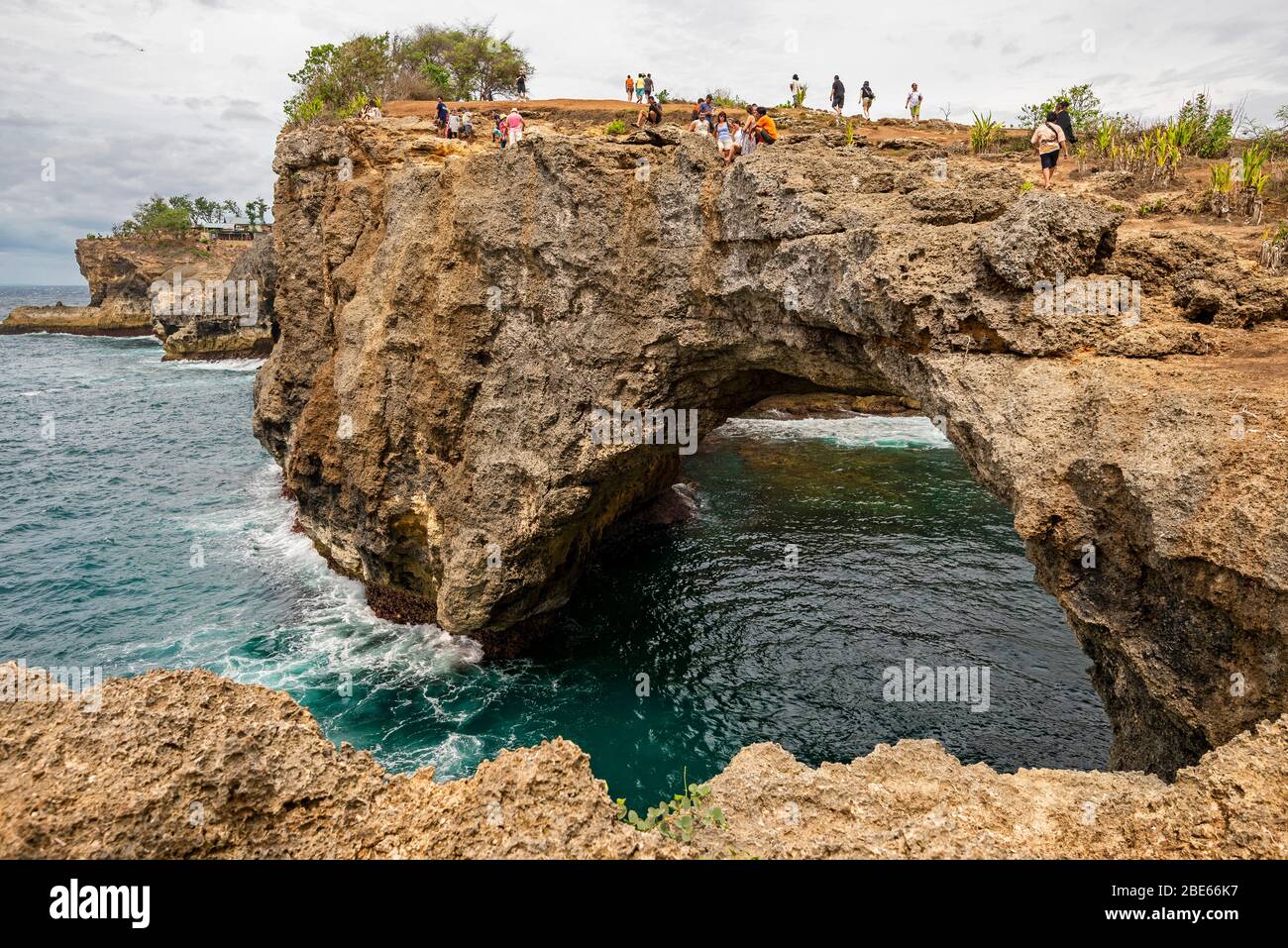 Horizontale Ansicht der einzigartigen Formation Broken Beach auf Nusa Penida, Indonesien. Stockfoto