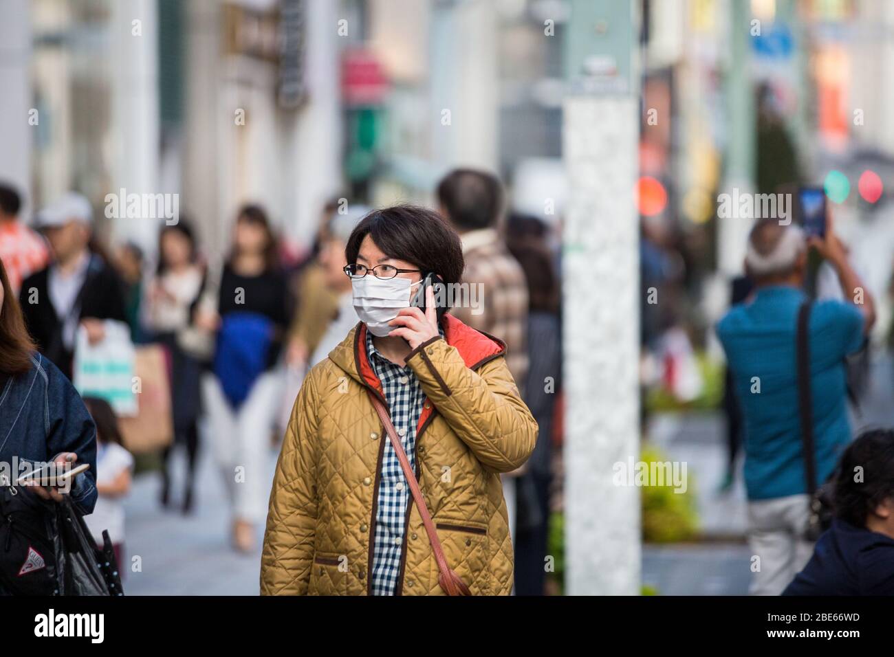 Reisende treffen Vorsichtsmaßnahmen durch das Tragen von Gesichtsmasken, tokyo Street, verhindern Corona Virus, Japanese Street, tokyo, bovid 19 Schutz, Gesundheitsvorkehrungen Stockfoto