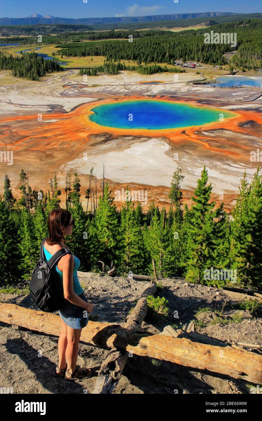 Touristen genießen die Aussicht auf Grand Prismatic Spring in Midway Geyser Basin, Yellowstone National Park, Wyoming, USA. Es ist die größte heiße Quelle in t Stockfoto