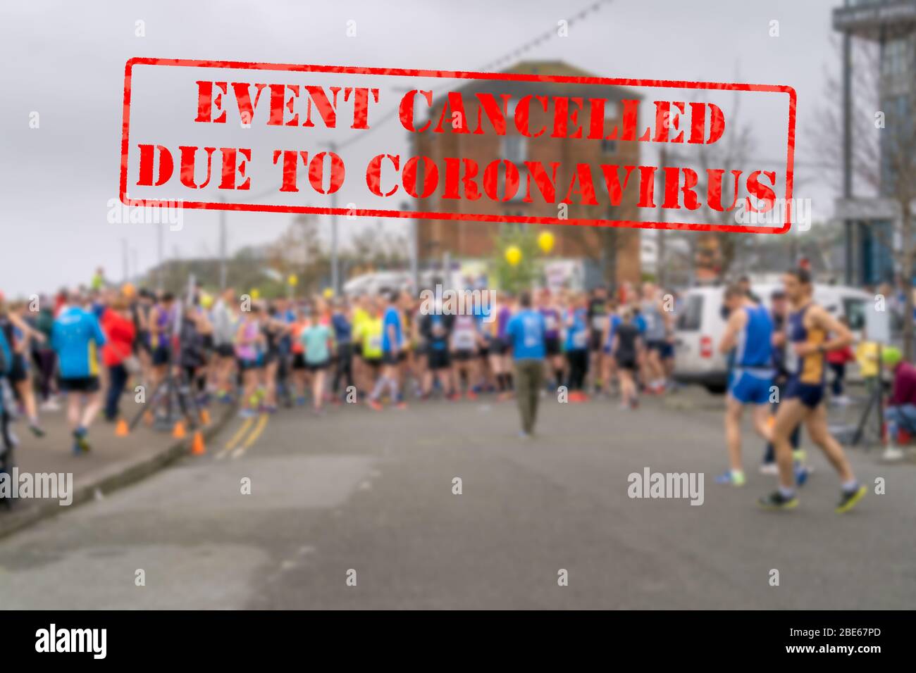 Unscharf, verschwommene Sicht auf Sportwettkämpfer in Folge bei einem Start des Marathonlaufs. Sportveranstaltung wegen Coronavirus oder Covid 19 Pandemien abgesagt Stockfoto
