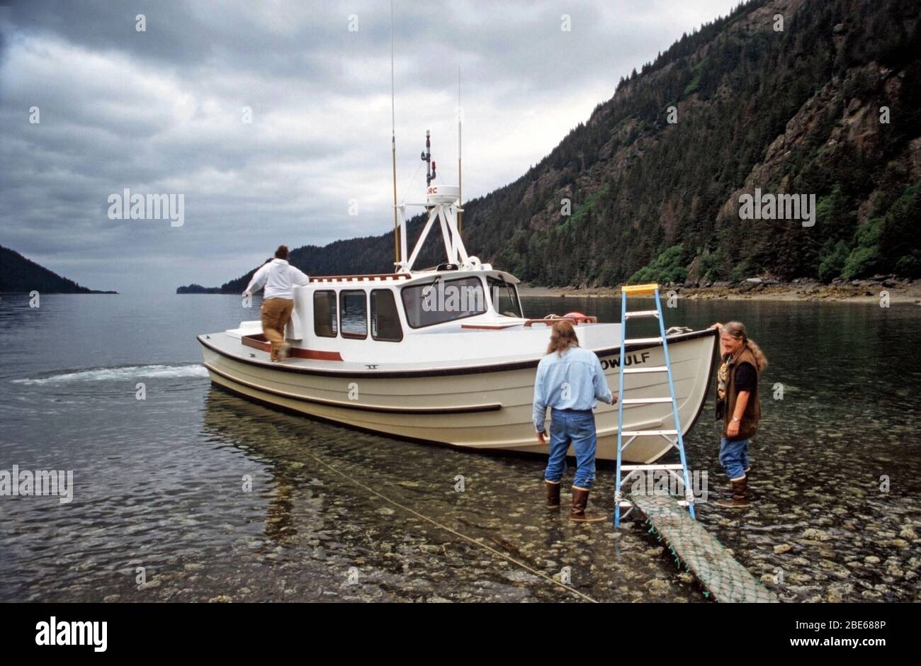 Das Passagiertaxi fährt zu einer Lodge in Sadie Cove, Kachemak Bay State Park, Homer, Alaska, USA Stockfoto