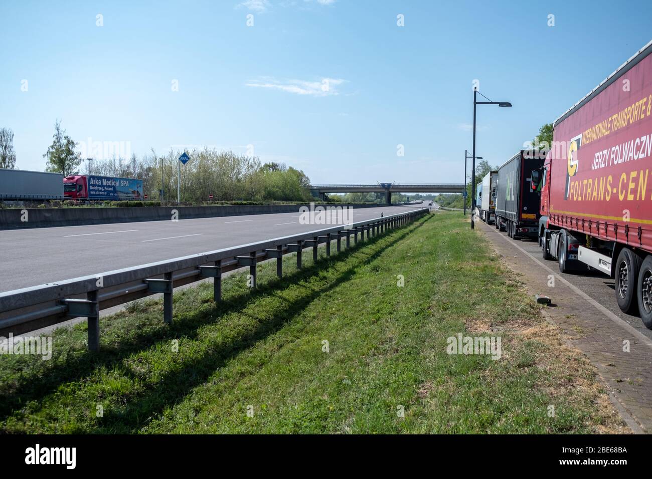 Auf der A5 bei Appenweier Richtung Süden am Ostersonntag leere Autobahn und geparkte LKWs. GES. / Alltag während der Koronakrise in (B500 Schwarzwaldhochstraße), Deutschland. 04/11/2020 weltweit Stockfoto