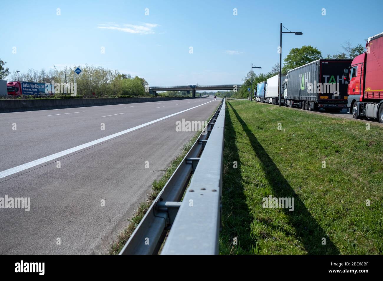 Auf der A5 bei Appenweier Richtung Süden am Ostersonntag leere Autobahn und geparkte LKWs. GES. / Alltag während der Koronakrise in (B500 Schwarzwaldhochstraße), Deutschland. 04/11/2020 weltweit Stockfoto