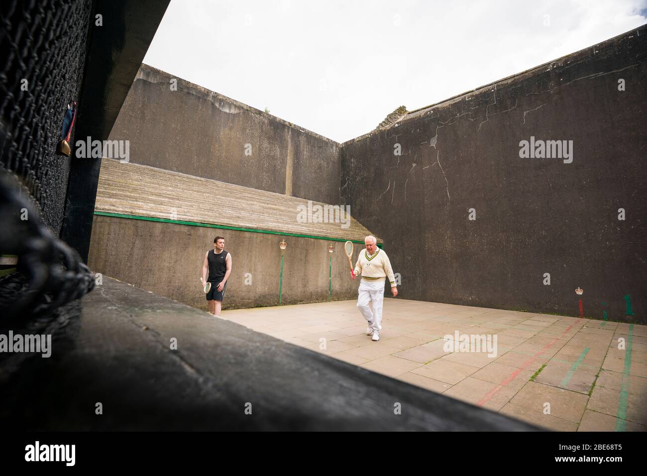 Männer, die Tennis spielen auf dem ältesten Tennisplatz der Welt, aus dem Jahr 1539, im Falkland Palace, einem Renaissance-Schloss aus dem 12. Jahrhundert, w Stockfoto