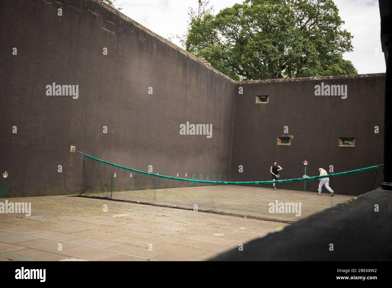 Männer, die Tennis spielen auf dem ältesten Tennisplatz der Welt, aus dem Jahr 1539, im Falkland Palace, einem Renaissance-Schloss aus dem 12. Jahrhundert, w Stockfoto