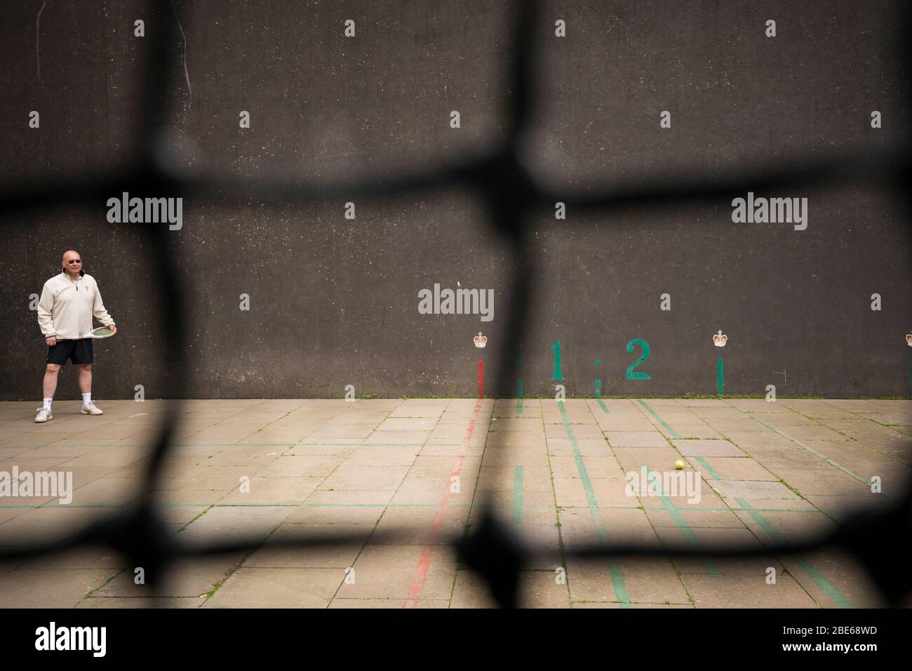 Männer, die Tennis spielen auf dem ältesten Tennisplatz der Welt, aus dem Jahr 1539, im Falkland Palace, einem Renaissance-Schloss aus dem 12. Jahrhundert, w Stockfoto