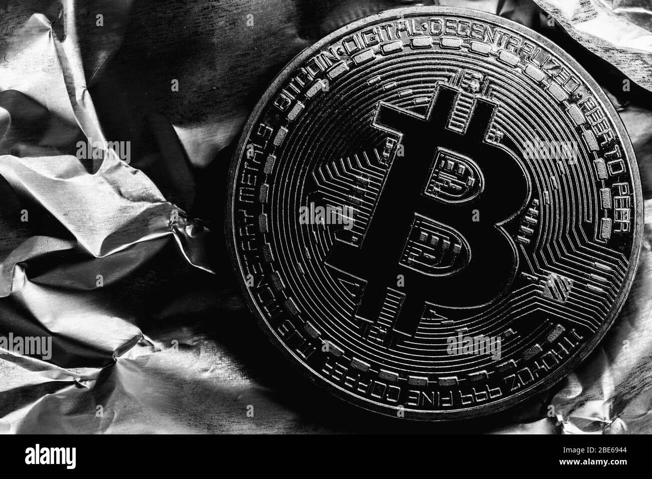 Halbierung von Bitcoin. Kryptowährung auf silbernem Hintergrund. Makrofoto Stockfoto