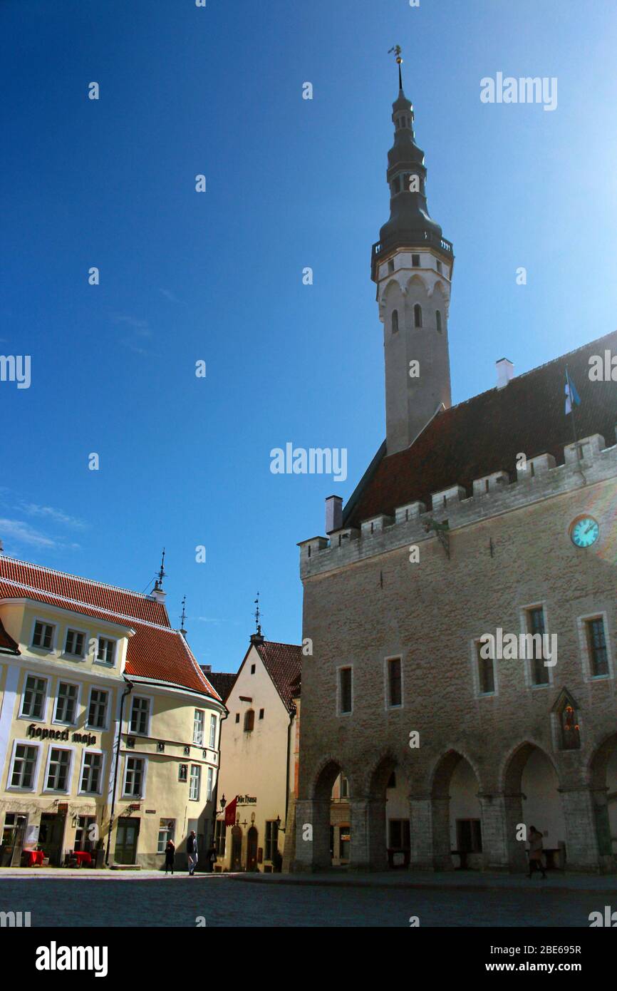 Tallinn, Estland 10.04.2020. Tallinn Altstadt zentraler Platz Stockfoto