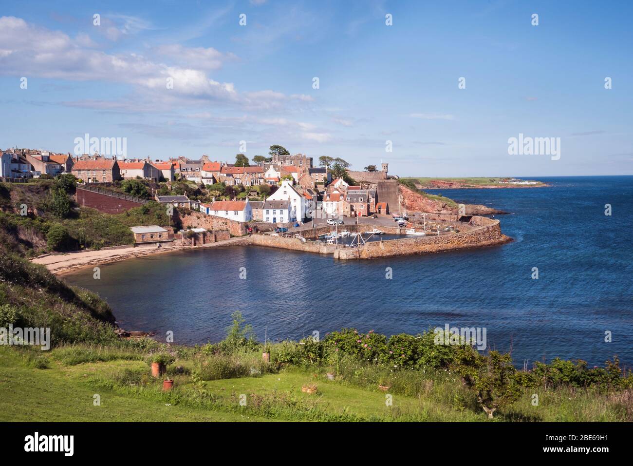 Fischerdorf mit Pier rund um den Fischerhafen, Crail, Kingdom of Fife, Schottland, Europa Stockfoto