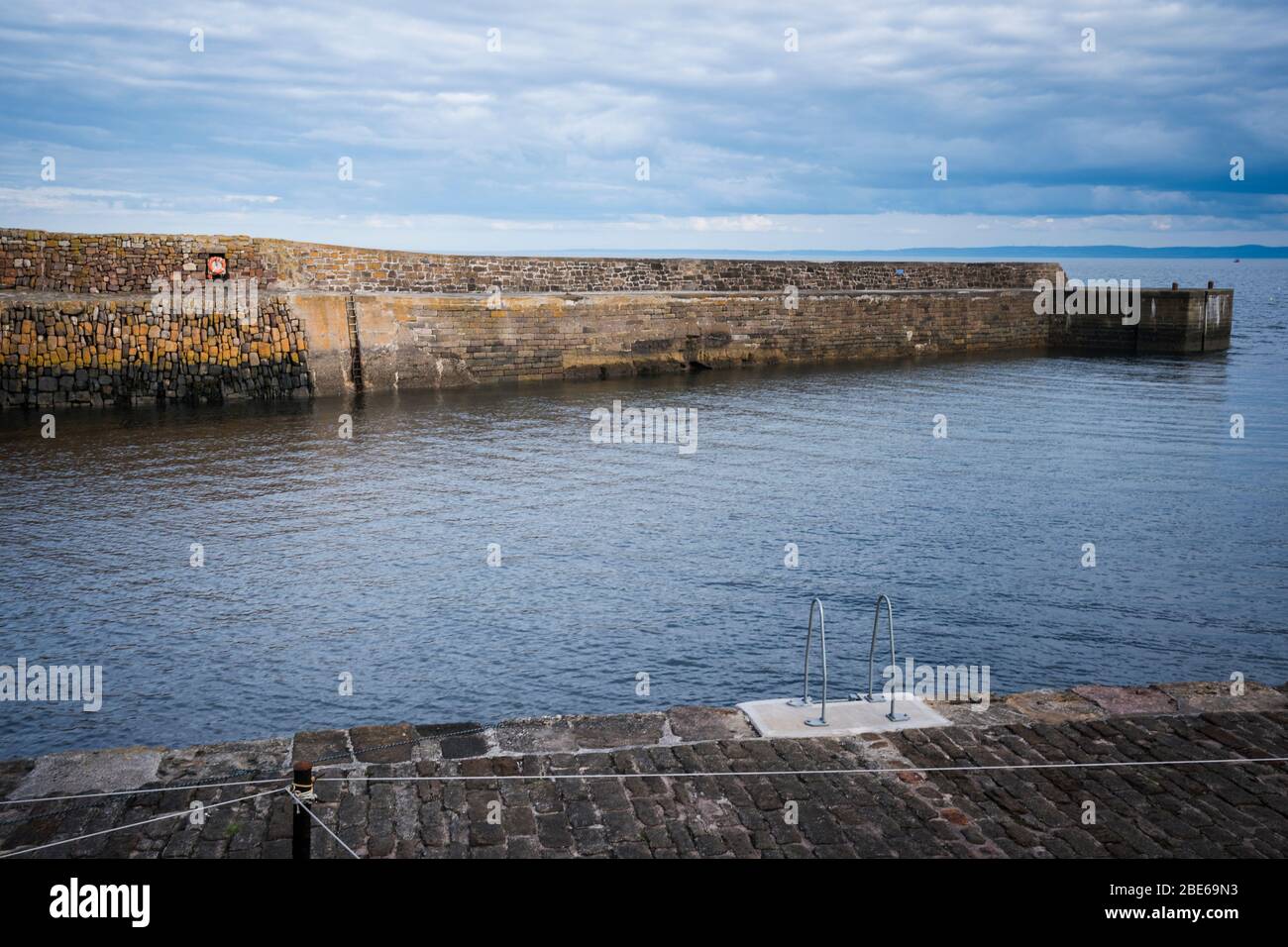Pier rund um den Fischerhafen, Crail, Kingdom of Fife, Schottland, Europa Stockfoto