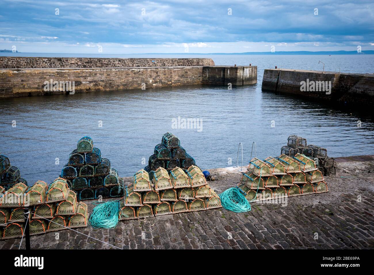 Hummerfallen auf dem Pier des Fischerhafens, Crail, Kingdom of Fife, Schottland, Europa gestapelt Stockfoto