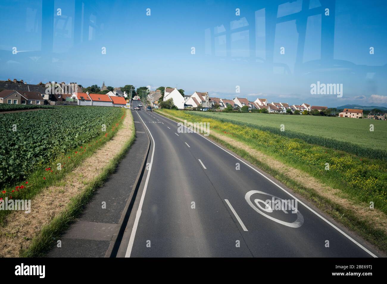 Straße, die zum Crail führt, von der Spitze eines Doppeldeckerbusses gesehen, Crail, Kingdom of Fife, Schottland, Großbritannien Stockfoto