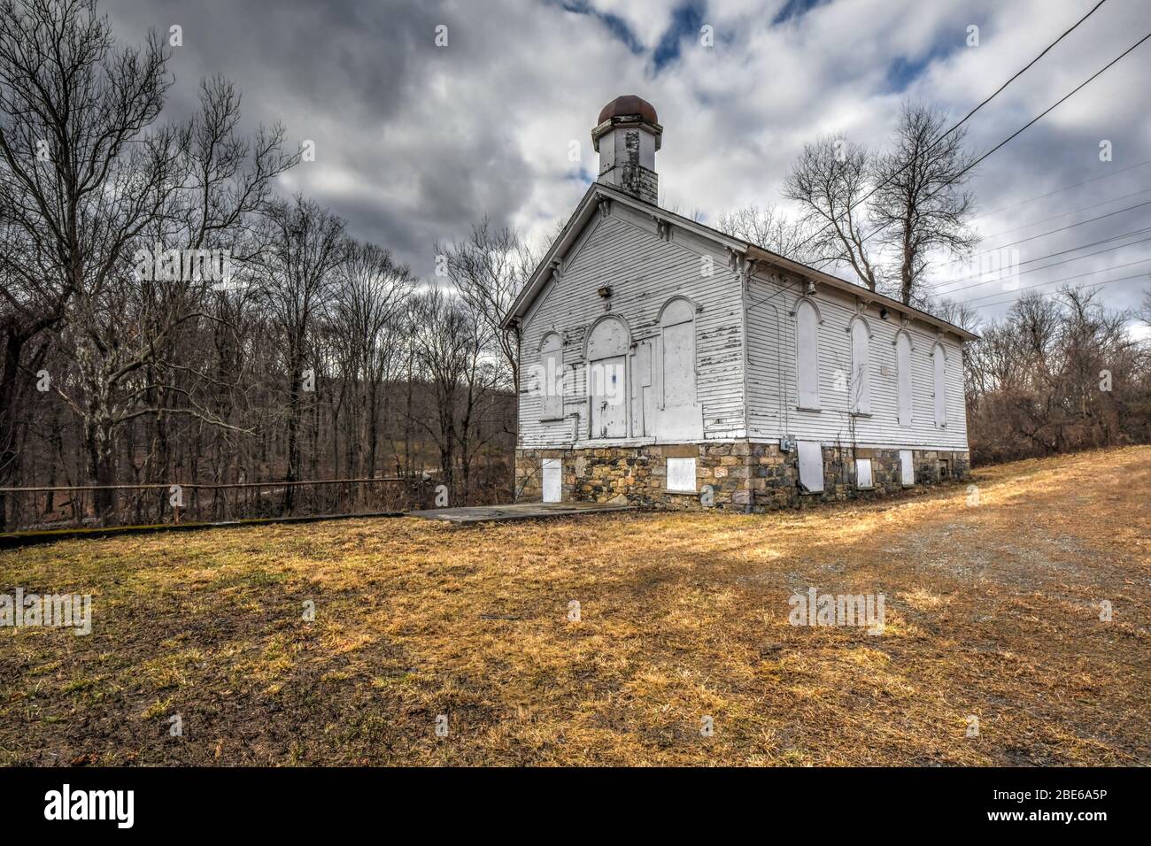 Alte Weiße Verlassene Kirche Stockfoto