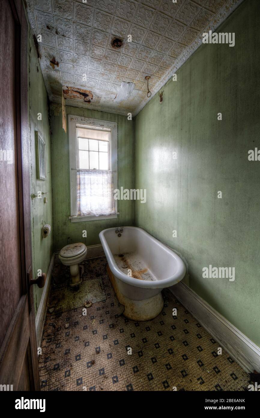 Badezimmer im verlassenen Hotel in den Vereinigten Staaten Stockfoto