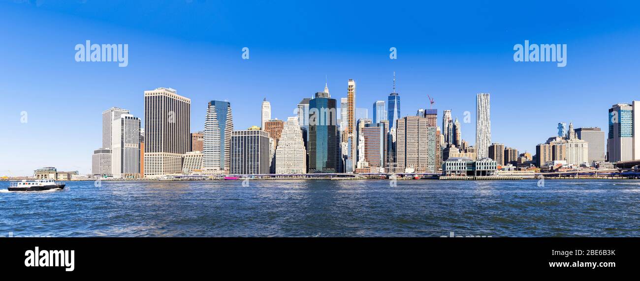 Panoramablick auf New York City Lower Manhattan Wolkenkratzer Skyline Gebäude Stadtbild von Brooklyn New York State USA. Stockfoto
