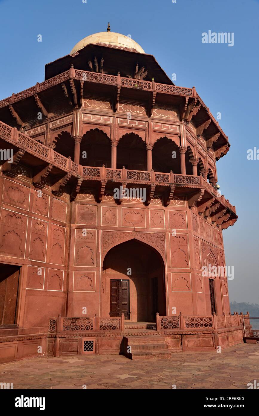 Die rote Sandstein und weiße Marmorkuppel der Taj Mahal Moschee in der frühen Morgensonne, Agra, Uttar Pradesh, Indien, Asien. Stockfoto