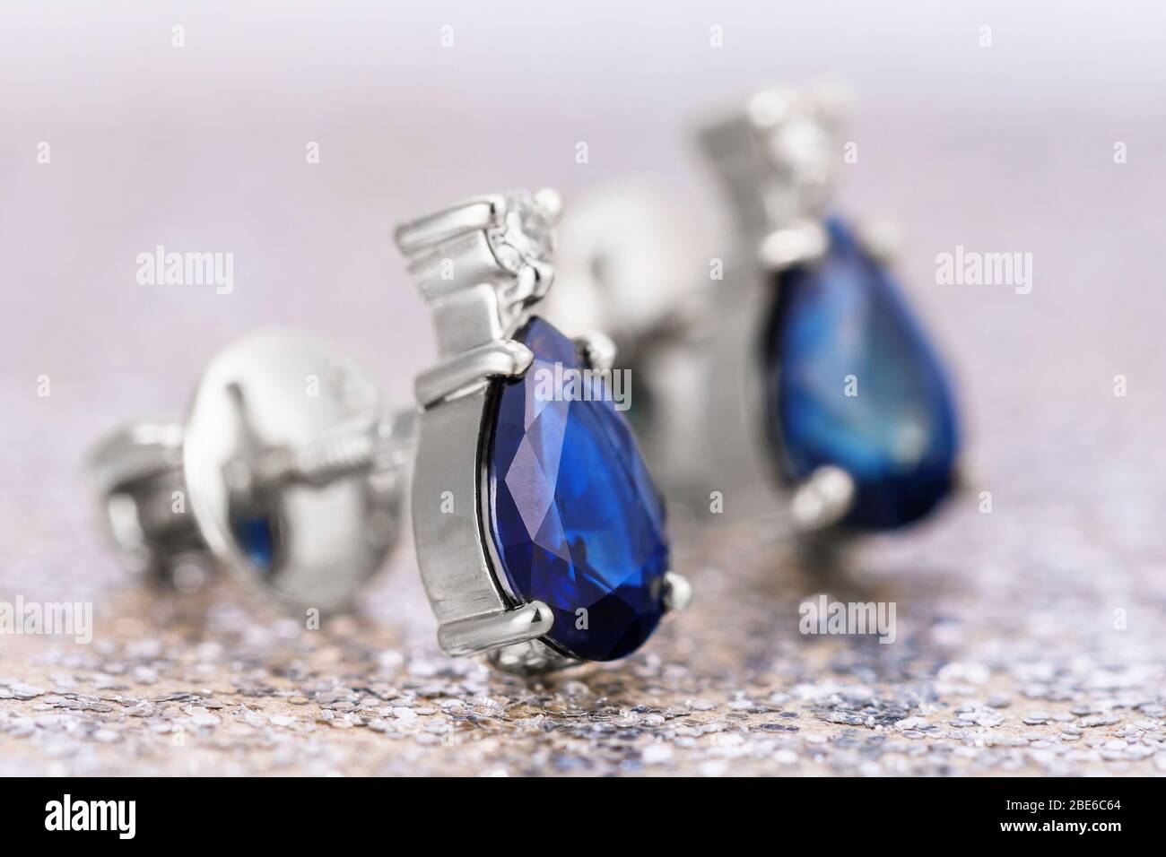 Goldene Ohrringe mit blauen Edelsteinen, Nahaufnahme Stockfoto