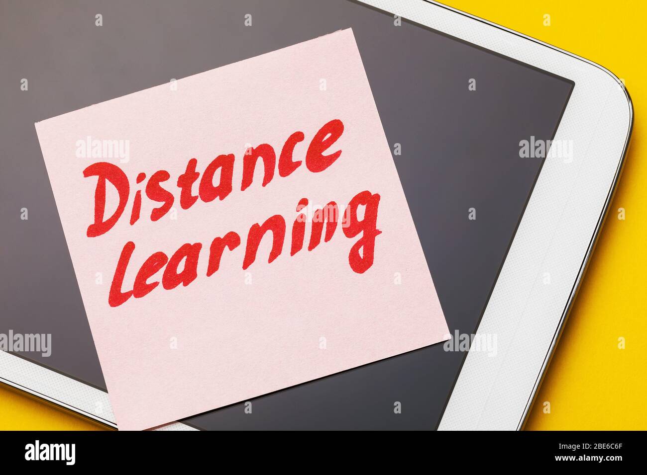 Hinweis mit Text auf dem Tablett. Konzept zum Thema Fernstudium in Quarantäne Stockfoto