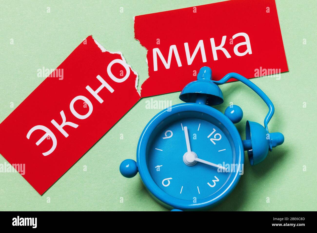 Text auf Russisch: Wirtschaft. Konzept zum Thema der wirtschaftlichen Erholung Russlands Stockfoto