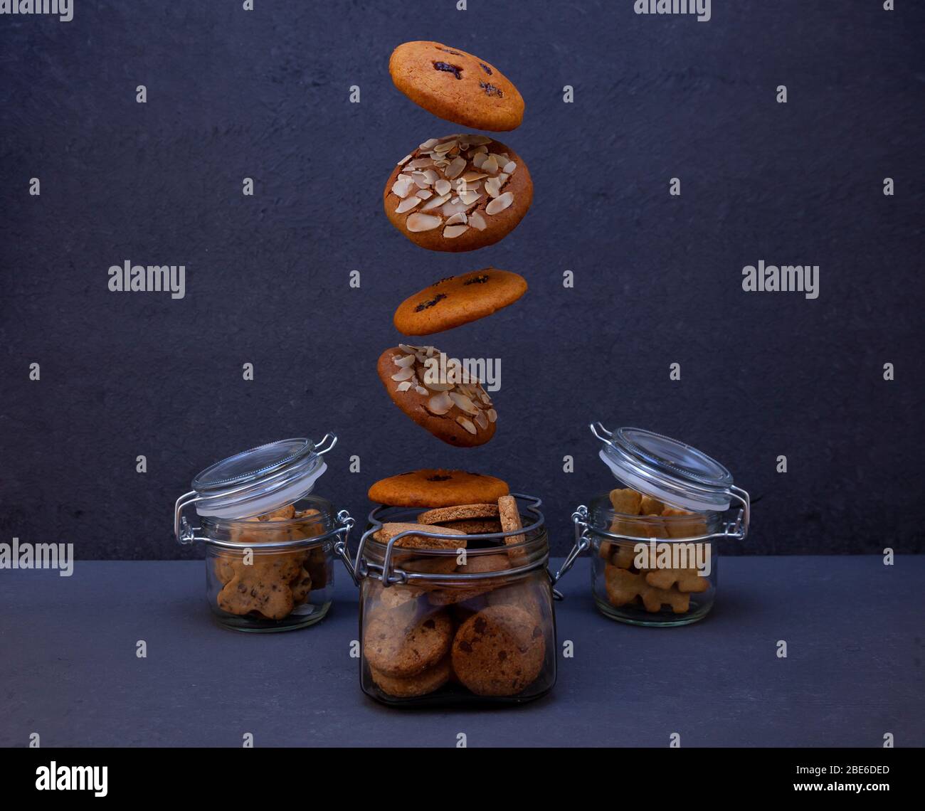 Kekse mit Mandelbröseln und Kekse mit Preiselbeeren. Runde hausgemachte Kekse Fliegen in einem Glas. Levitierende Cookies. Gebäck süße Gebäck hausgemachte Stockfoto