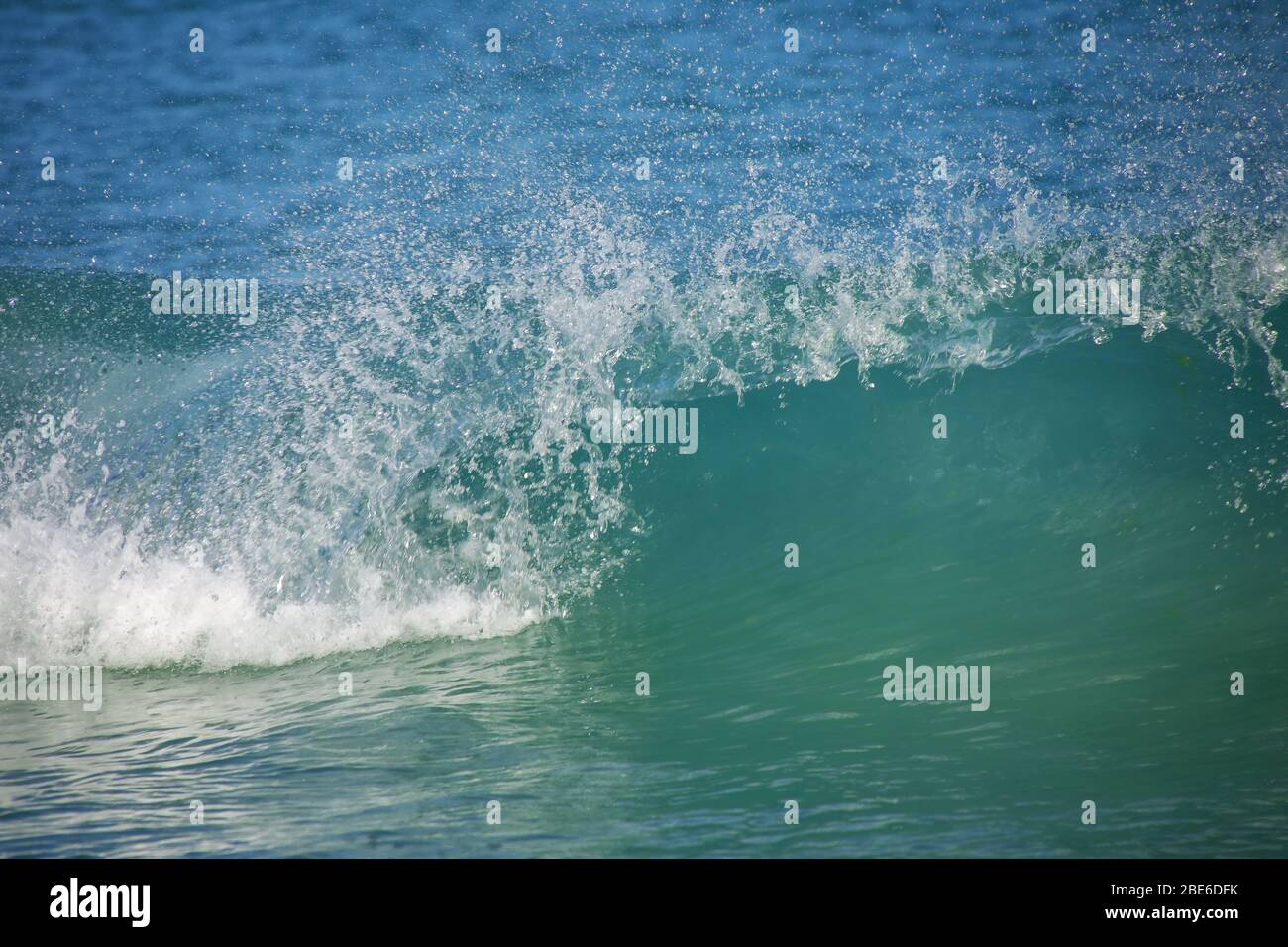 Nahaufnahme der Wellen in der Lagune von Ouvea, den Inseln Ouvea und Mouli, Neukaledonien. Die Lagune wurde 2008 als UNESCO-Weltkulturerbe gelistet. Stockfoto