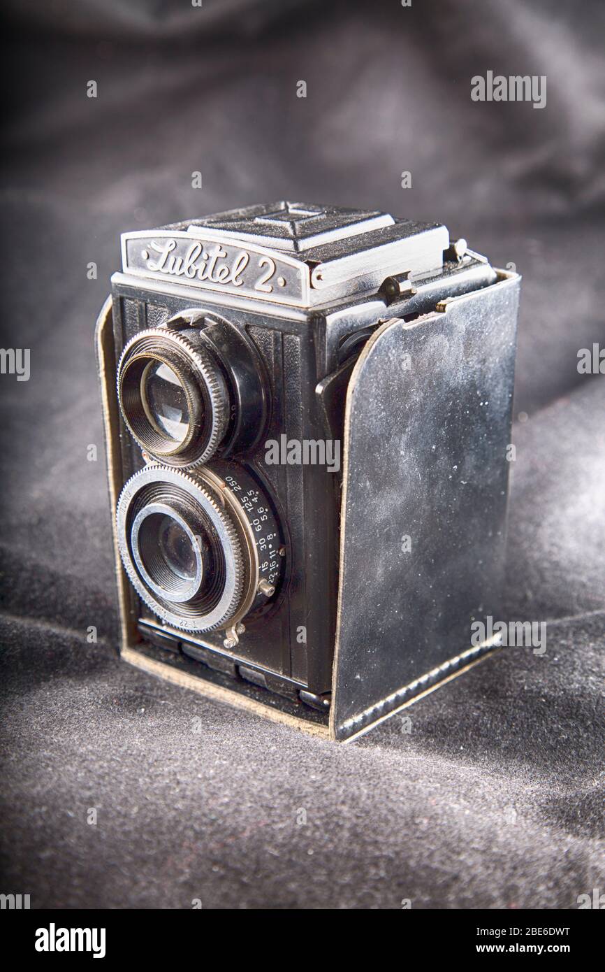 CASALE MONFERRATO, ITALIEN - 12. APRIL 2020: Alte Lubitel 2 Kamera auf schwarzem Hintergrund Stockfoto