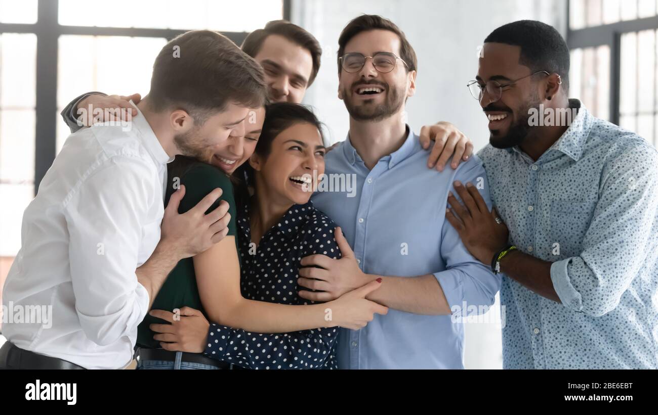 Überglücklich multirassische Kollegen zeigen Einheit am Arbeitsplatz Stockfoto