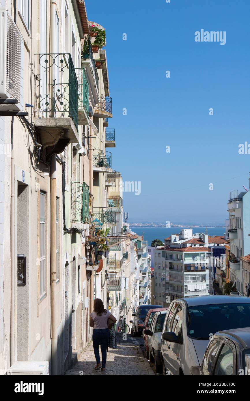 Straße im Zentrum von Lissabon, Portugal. Stockfoto