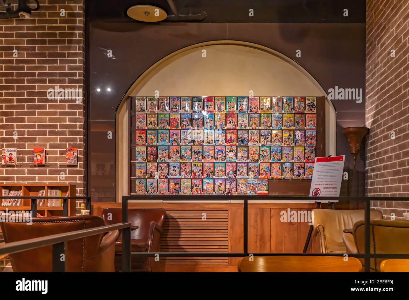 tokio, japan - märz 05 2020: Am Fuße des Tokyo Tower bietet das Cafe Mugiwara, das Teil des Tokyo One Piece Tower Vergnügungsparks ist, Fre Stockfoto