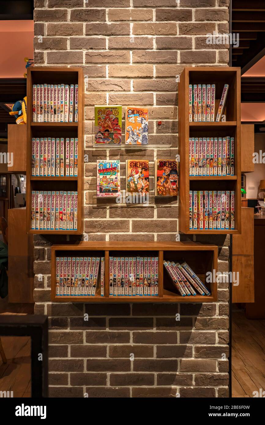 tokio, japan - märz 05 2020: Am Fuße des Tokyo Tower bietet das Cafe Mugiwara, das Teil des Tokyo One Piece Tower Vergnügungsparks ist, Fre Stockfoto