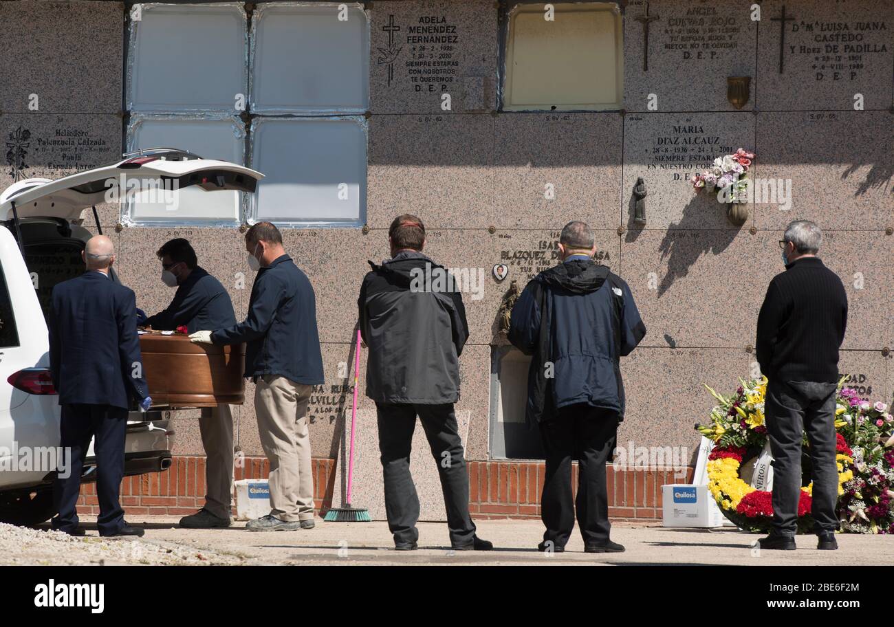 Spanien - Madrid - 12. April 2020 - Bestattungsarbeiter bereit, einen Sarg in der Südzementanlage in Madrid zu begraben - Bestattungsdienste sind aufgrund der Gesundheitskrise durch das Coronavirus auf maximal drei Verwandte beschränkt worden. Stockfoto