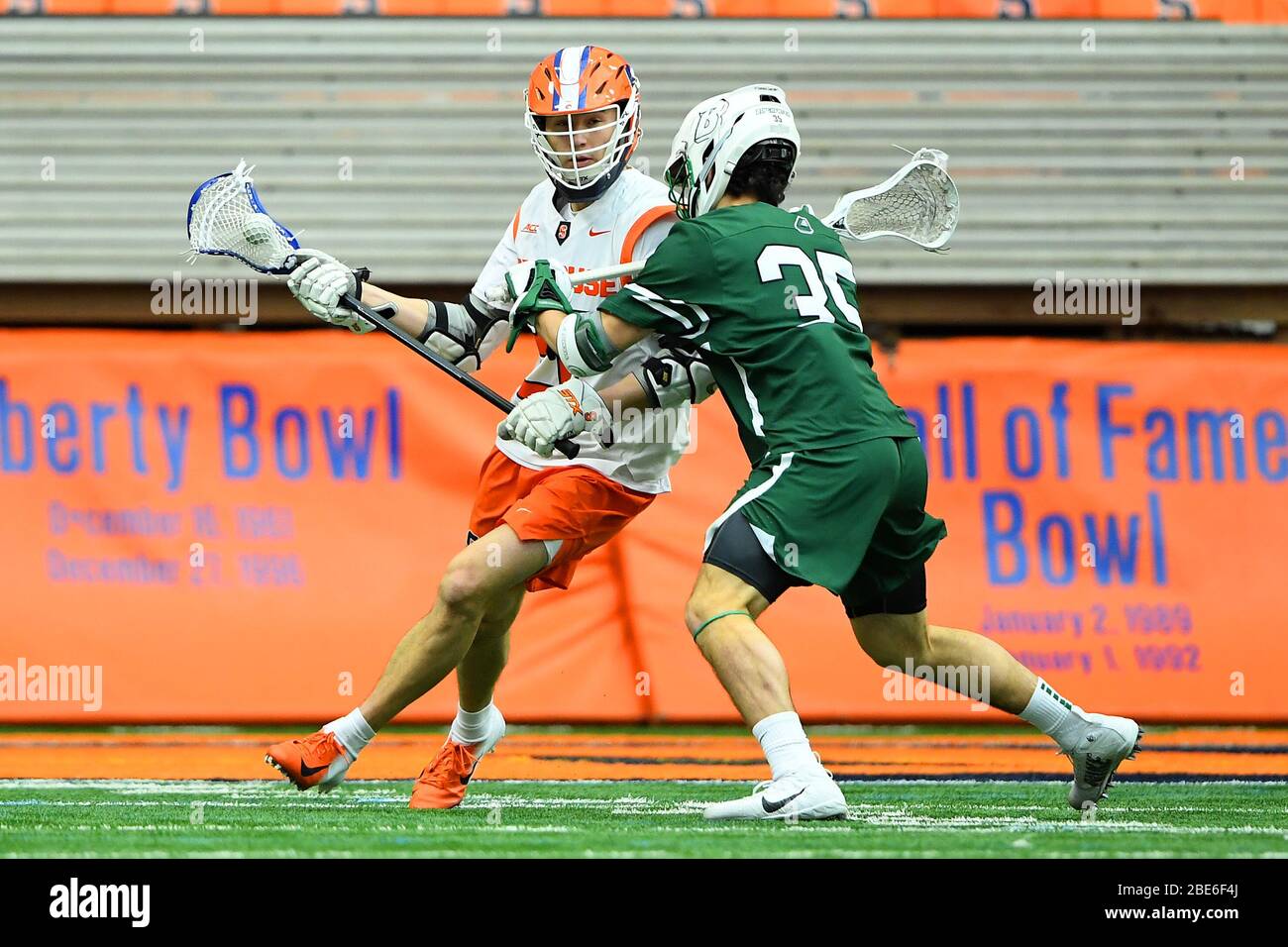 15. Februar 2020: Syracuse Orange Attackman Chase Scanlan #22 weicht dem Tor gegen Binghamton Bearcats Mittelfeldspieler Max Napoli #35 während eines NCAA Herren Lacrosse Spiels gegen die Binghamton Bearcats am Samstag, 15. Februar 2020 im Carrier Dome in Syracuse, New York, aus. Syrakus gewann 17:4. Rich Barnes/CSM Stockfoto